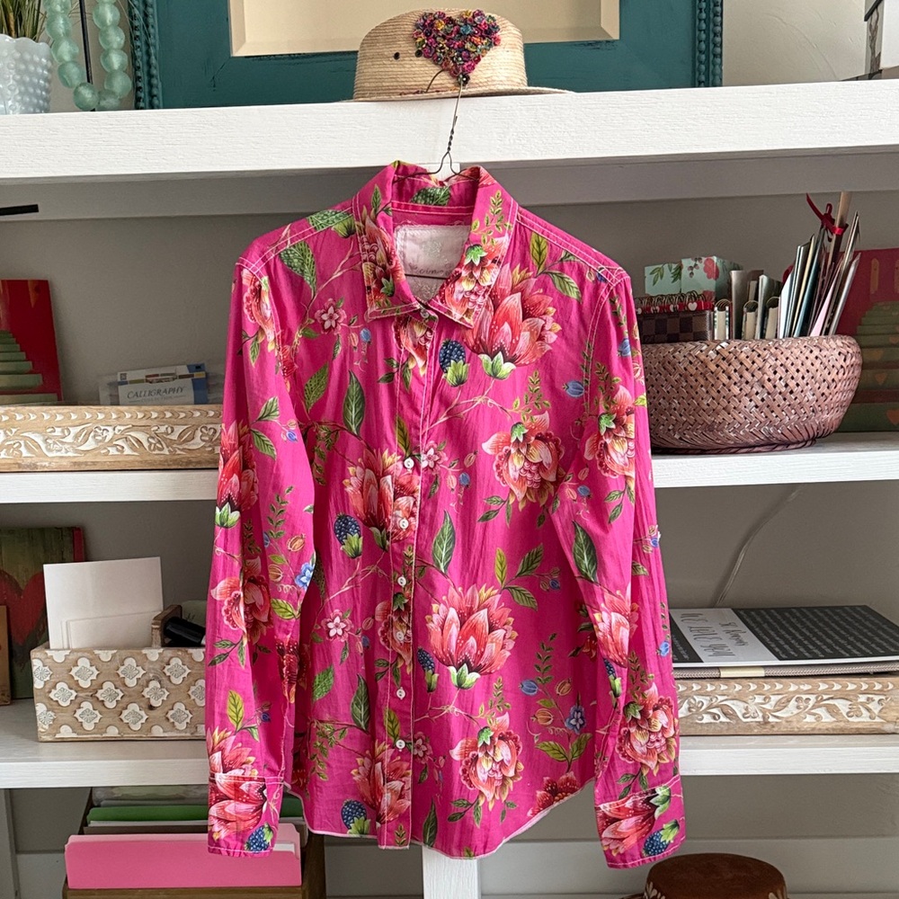 Gorgeous Like New Hot Pink Floral cino designer Button-Up Shirt. Size large! 🌸
